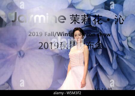 L'actrice et chanteuse chinoise Lou Yixiao, également connu sous le nom de Loura Lou, affiche une nouvelle création à la JASMINE montrer lors de la Shanghai Fashion Week Automne/Wint Banque D'Images