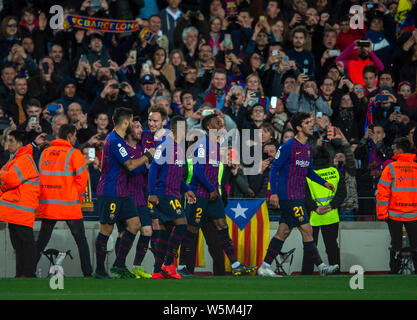 Lionel Messi, troisième à gauche, du FC Barcelone célèbre avec ses coéquipiers après avoir marqué le deuxième but de Barcelone contre le Club Atletico de Madrid pendant leur Banque D'Images