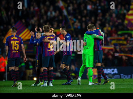 Les joueurs du FC Barcelone célébrer la victoire après avoir battu Club Atletico de Madrid au cours de leur 31e match de la saison 2018-2019 de la Liga à Cam Banque D'Images