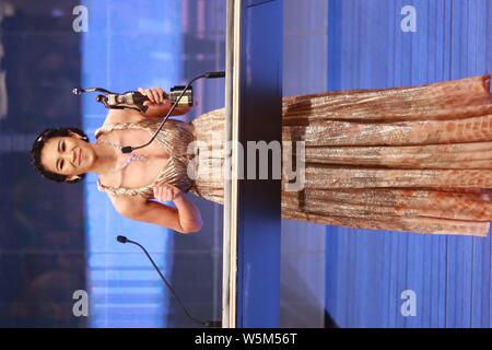 Actrice philippine Crisel Consunji pose avec son trophée après avoir remporté le prix "Meilleur nouvel artiste" au 38e Hong Kong Film Awards (HKFA) 2019 dans H Banque D'Images