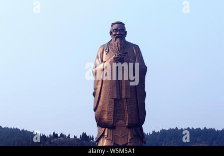 Le plus haut du monde statue de Confucius est considéré sur le mont Nishan à Qufu, ville de la province de Shandong, Chine orientale, 7 avril 2019. Debout à 72 mètres, Banque D'Images