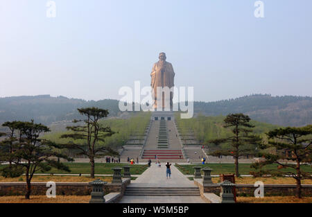 Le plus haut du monde statue de Confucius est considéré sur le mont Nishan à Qufu, ville de la province de Shandong, Chine orientale, 7 avril 2019. Debout à 72 mètres, Banque D'Images