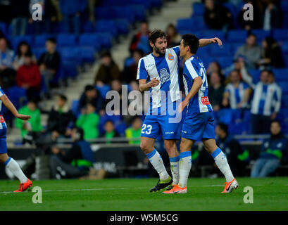 Wu Lei, droite, de l'Espanyol avec Esteban Granero célèbre après avoir marqué son deuxième but de la Liga contre RC Celta de Vigo lors de leur 34e tour Banque D'Images