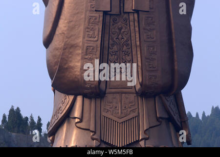 Le plus haut du monde statue de Confucius est considéré sur le mont Nishan à Qufu, ville de la province de Shandong, Chine orientale, 7 avril 2019. Debout à 72 mètres, Banque D'Images