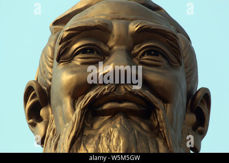 Le plus haut du monde statue de Confucius est considéré sur le mont Nishan à Qufu, ville de la province de Shandong, Chine orientale, 7 avril 2019. Debout à 72 mètres, Banque D'Images