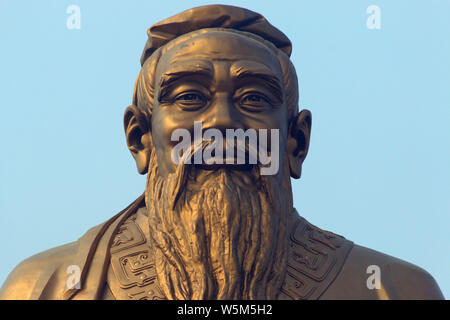 Le plus haut du monde statue de Confucius est considéré sur le mont Nishan à Qufu, ville de la province de Shandong, Chine orientale, 7 avril 2019. Debout à 72 mètres, Banque D'Images