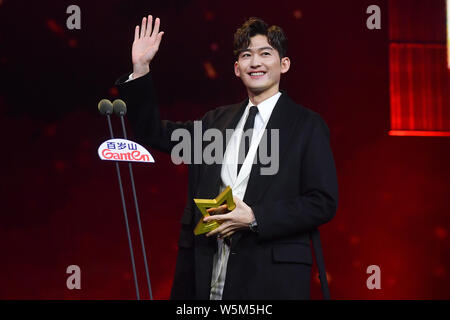 --FILE--acteur chinois Zhang Han assiste à une cérémonie de remise de prix à Beijing, Chine, 12 décembre 2018. Banque D'Images