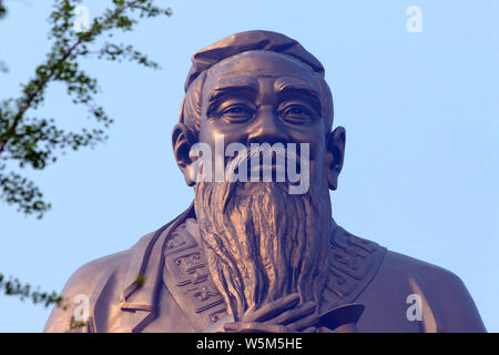 Le plus haut du monde statue de Confucius est considéré sur le mont Nishan à Qufu, ville de la province de Shandong, Chine orientale, 7 avril 2019. Debout à 72 mètres, Banque D'Images