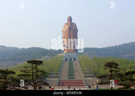 Le plus haut du monde statue de Confucius est considéré sur le mont Nishan à Qufu, ville de la province de Shandong, Chine orientale, 7 avril 2019. Debout à 72 mètres, Banque D'Images