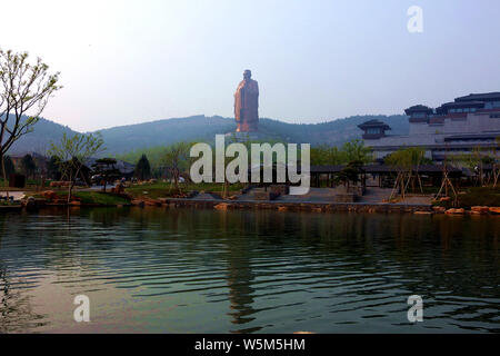 Le plus haut du monde statue de Confucius est considéré sur le mont Nishan à Qufu, ville de la province de Shandong, Chine orientale, 7 avril 2019. Debout à 72 mètres, Banque D'Images