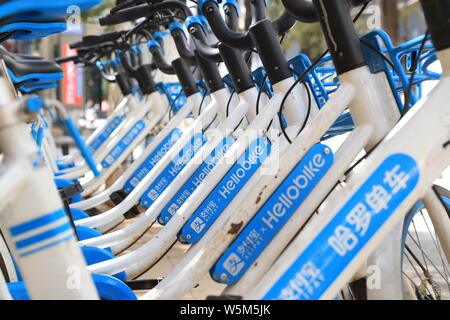 --FILE--chinois de vélos vélo libre-service Hellobike sont emballés sur une route à Shanghai, Chine, le 7 janvier 2019. Les entreprises chinoises de vélos en libre-service h Banque D'Images