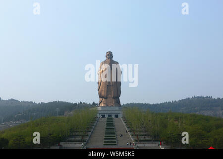 Le plus haut du monde statue de Confucius est considéré sur le mont Nishan à Qufu, ville de la province de Shandong, Chine orientale, 7 avril 2019. Debout à 72 mètres, Banque D'Images