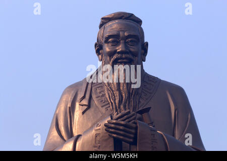 Le plus haut du monde statue de Confucius est considéré sur le mont Nishan à Qufu, ville de la province de Shandong, Chine orientale, 7 avril 2019. Debout à 72 mètres, Banque D'Images