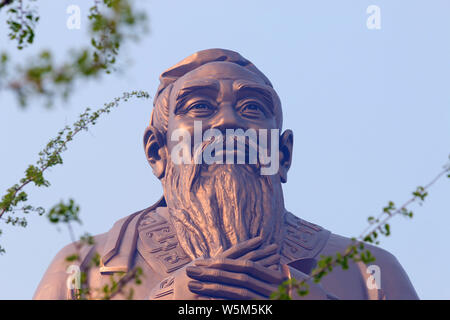 Le plus haut du monde statue de Confucius est considéré sur le mont Nishan à Qufu, ville de la province de Shandong, Chine orientale, 7 avril 2019. Debout à 72 mètres, Banque D'Images