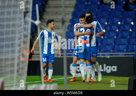 Wu Lei, avant droit, de l'Espanyol célèbre avec ses coéquipiers après avoir marqué son deuxième but de la Liga contre RC Celta de Vigo lors de leur 34e tour Banque D'Images