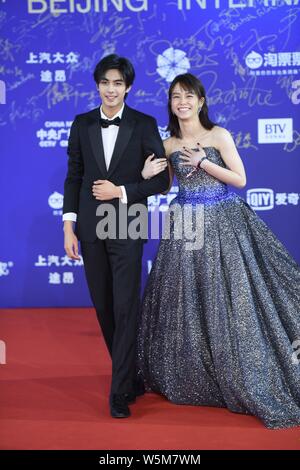 L'actrice taïwanaise Vivian Sung et acteur chinois Song Weilong arrivent sur le tapis rouge pour la cérémonie de remise des prix et clôture de la 9e Beiji Banque D'Images