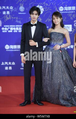 L'actrice taïwanaise Vivian Sung et acteur chinois Song Weilong arrivent sur le tapis rouge pour la cérémonie de remise des prix et clôture de la 9e Beiji Banque D'Images