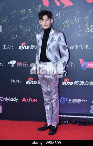 --FILE--acteur chinois Zhang Han arrive sur le tapis rouge pour une cérémonie de remise de prix à Beijing, Chine, 19 décembre 2017. Banque D'Images