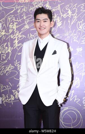 --FILE--acteur chinois Zhang Han arrive sur le tapis rouge pour la 17e Huabiao Film Awards à Beijing, Chine, 8 décembre 2018. Banque D'Images