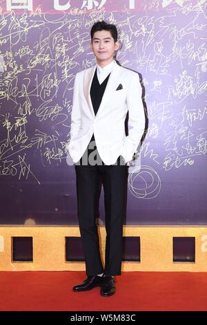 --FILE--acteur chinois Zhang Han arrive sur le tapis rouge pour la 17e Huabiao Film Awards à Beijing, Chine, 8 décembre 2018. Banque D'Images