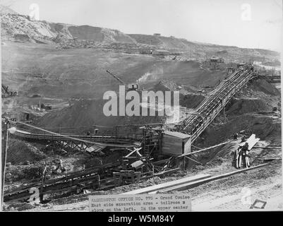 Zone d'excavation côté Est - pente de fuite sur la gauche. Dans la partie centrale supérieure de 770 est 'tripper' au sable et gravier mixer les piles de stockage et la bande qui mène à l'ouest de mixage. Dans le centre est et le substratum du pilier sur la gauche du bassin versant, et d'un convoyeur d'une des mangeoires. ; Portée et contenu : la photographie de deux volumes d'une série d'albums de photos documentant la construction du barrage de Grand Coulee et travaux connexes sur le bassin du Columbia Projet. Banque D'Images