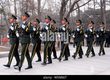 Soldats de l'APL chinoise accompagner les restes de 10 soldats chinois tués dans la guerre de Corée 1950-1953 pendant une cérémonie funéraire à un martyrs' park dans Shen Banque D'Images