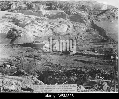 Zone d'excavation côté Est - pente de fuite sur la gauche. Dans la partie centrale supérieure de 770 est 'tripper' au sable et gravier mixer les piles de stockage et la bande qui mène à l'ouest de mixage. Dans le centre est et le substratum du pilier sur la gauche du bassin versant, et d'un convoyeur d'une des mangeoires. ; Portée et contenu : la photographie de deux volumes d'une série d'albums de photos documentant la construction du barrage de Grand Coulee et travaux connexes sur le bassin du Columbia Projet. Banque D'Images