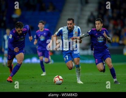 Borja Iglesias, centre, de l'Espanyol Hugo Mallo, défis, droit et David Costas de RC Celta de Vigo lors de leur 34e match de la La Lig Banque D'Images