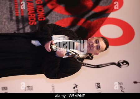 Hong Kong acteur Anthony Wong pose avec son trophée après avoir remporté le prix "Meilleur acteur" au cours de la 38e Hong Kong Film Awards (HKFA 2019) à Hong Kong, C Banque D'Images