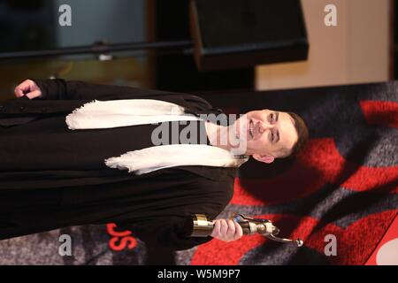 Hong Kong acteur Anthony Wong pose avec son trophée après avoir remporté le prix "Meilleur acteur" au cours de la 38e Hong Kong Film Awards (HKFA 2019) à Hong Kong, C Banque D'Images