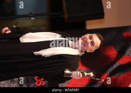 Hong Kong acteur Anthony Wong pose avec son trophée après avoir remporté le prix "Meilleur acteur" au cours de la 38e Hong Kong Film Awards (HKFA 2019) à Hong Kong, C Banque D'Images