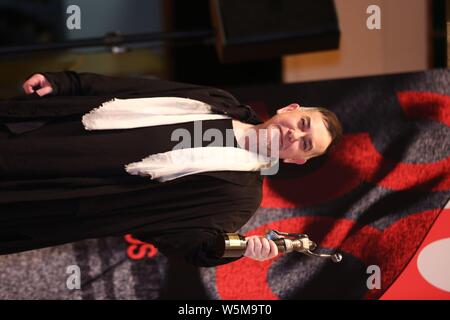 Hong Kong acteur Anthony Wong pose avec son trophée après avoir remporté le prix "Meilleur acteur" au cours de la 38e Hong Kong Film Awards (HKFA 2019) à Hong Kong, C Banque D'Images