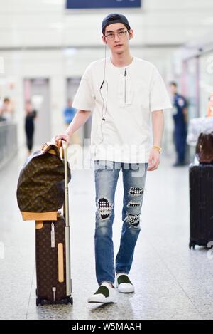 --FILE--acteur chinois Zhang Han arrive à l'aéroport international Beijing Capital avant le départ à Beijing, Chine, 27 mai 2017. Banque D'Images