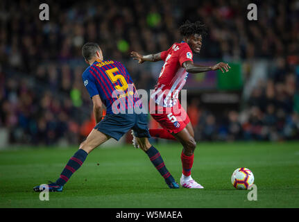 Thomas Partey Club de l'Atletico de Madrid, Sergio Busquets droit, des défis, du FC Barcelone au cours de leur 31e match de la Liga la mer 2018-2019 Banque D'Images