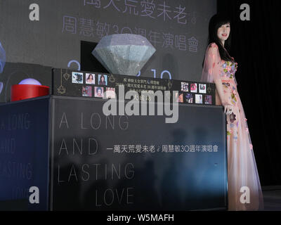 **Hors Hong Kong Taiwan**chanteuse et actrice Vivian Chow Wai-man assiste à une conférence de presse pour son concert à Taipei, Taiwan, 24 avril 2019. Banque D'Images