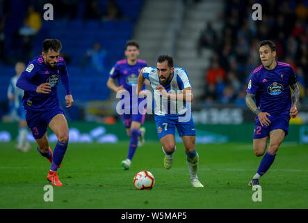 Borja Iglesias, centre, de l'Espanyol Hugo Mallo, défis, droit et David Costas de RC Celta de Vigo lors de leur 34e match de la La Lig Banque D'Images