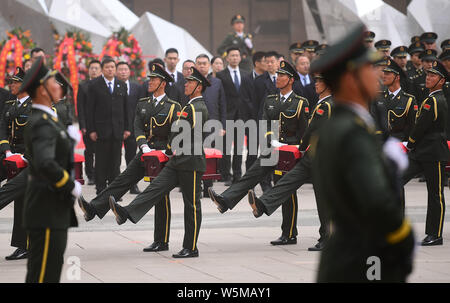 Soldats de l'APL chinoise accompagner les restes de 10 soldats chinois tués dans la guerre de Corée 1950-1953 pendant une cérémonie funéraire à un martyrs' park dans Shen Banque D'Images