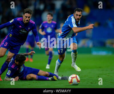 Borja Iglesias, droite, de l'Espanyol défis Hugo Mallo, bas, et David Costas de RC Celta de Vigo lors de leur 34e match de la La Lig Banque D'Images