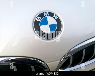 --FILE--Vue d'un logo de BMW dans la ville de Huaibei, la Chine de l'est la province de l'Anhui, le 4 octobre 2018. BMW (Chine) a déposé un plan de rappel pour les véhicules 36,0001 fro Banque D'Images