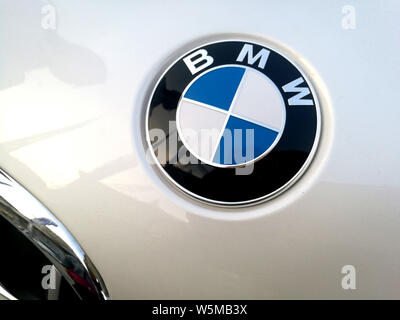 --FILE--Vue d'un logo de BMW dans la ville de Huaibei, la Chine de l'est la province de l'Anhui, le 4 octobre 2018. BMW (Chine) a déposé un plan de rappel pour les véhicules 36,0001 fro Banque D'Images