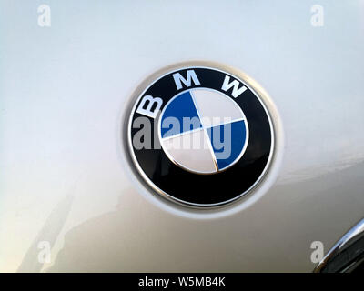 --FILE--Vue d'un logo de BMW dans la ville de Huaibei, la Chine de l'est la province de l'Anhui, le 4 octobre 2018. BMW (Chine) a déposé un plan de rappel pour les véhicules 36,0001 fro Banque D'Images