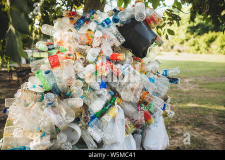 Énorme tas de bouteilles en plastique et sacs recueillis sur plage à Lombok, Indonésie. Problème de la pollution de l'environnement. Dire non en plastique. Banque D'Images