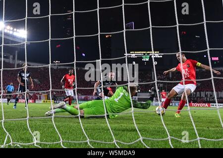 Gao Lin, droit, de l'Chine Guangzhou Evergrande Guangzhou Evergrade les pousses de marquer son quatrième but contre l'Australie Melbourne Victory pendant leurs G Banque D'Images