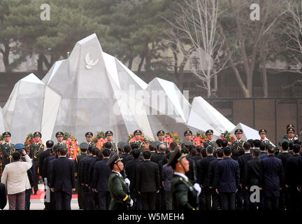 Soldats de l'APL chinoise accompagner les restes de 10 soldats chinois tués dans la guerre de Corée 1950-1953 pendant une cérémonie funéraire à un martyrs' park dans Shen Banque D'Images