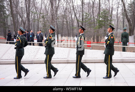 Soldats de l'APL chinoise accompagner les restes de 10 soldats chinois tués dans la guerre de Corée 1950-1953 pendant une cérémonie funéraire à un martyrs' park dans Shen Banque D'Images