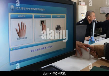 Les résidents chinois présentent une demande de passeport, à la succursale locale de l'administration de sortie et d'entrée dans la ville de Handan, province de Hebei en Chine du nord, 1 avril 2019. Banque D'Images