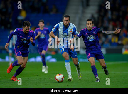 Borja Iglesias, centre, de l'Espanyol Hugo Mallo, défis, droit et David Costas de RC Celta de Vigo lors de leur 34e match de la La Lig Banque D'Images