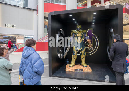 La statue Thanos est exposée au héros Marvel de style chinois maquillage d'opéra exposition sur Nanjing East Road, à Shanghai, Chine, le 10 avril 2019. Un Banque D'Images