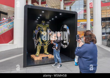 La statue Thanos est exposée au héros Marvel de style chinois maquillage d'opéra exposition sur Nanjing East Road, à Shanghai, Chine, le 10 avril 2019. Un Banque D'Images