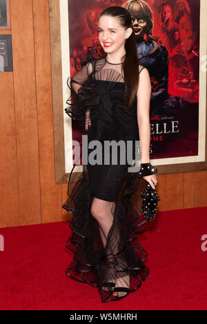 Westwood, CA - le 20 juillet 2019 : Grace Mckenna robe porter par Nadya Dzyak assiste à la premiere thriller Annabelle revient à la maison Regency Village Theatre Banque D'Images